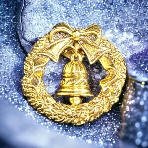 CAMCO Gold Tone Christmas Wreath with Hanging Bell Brooch Pin Holiday Vtg